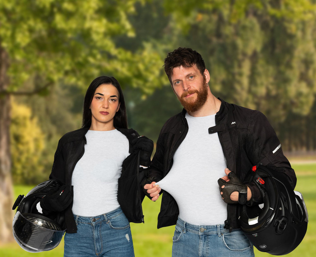 Due motociclisti con maglia Silver Shield e giacca