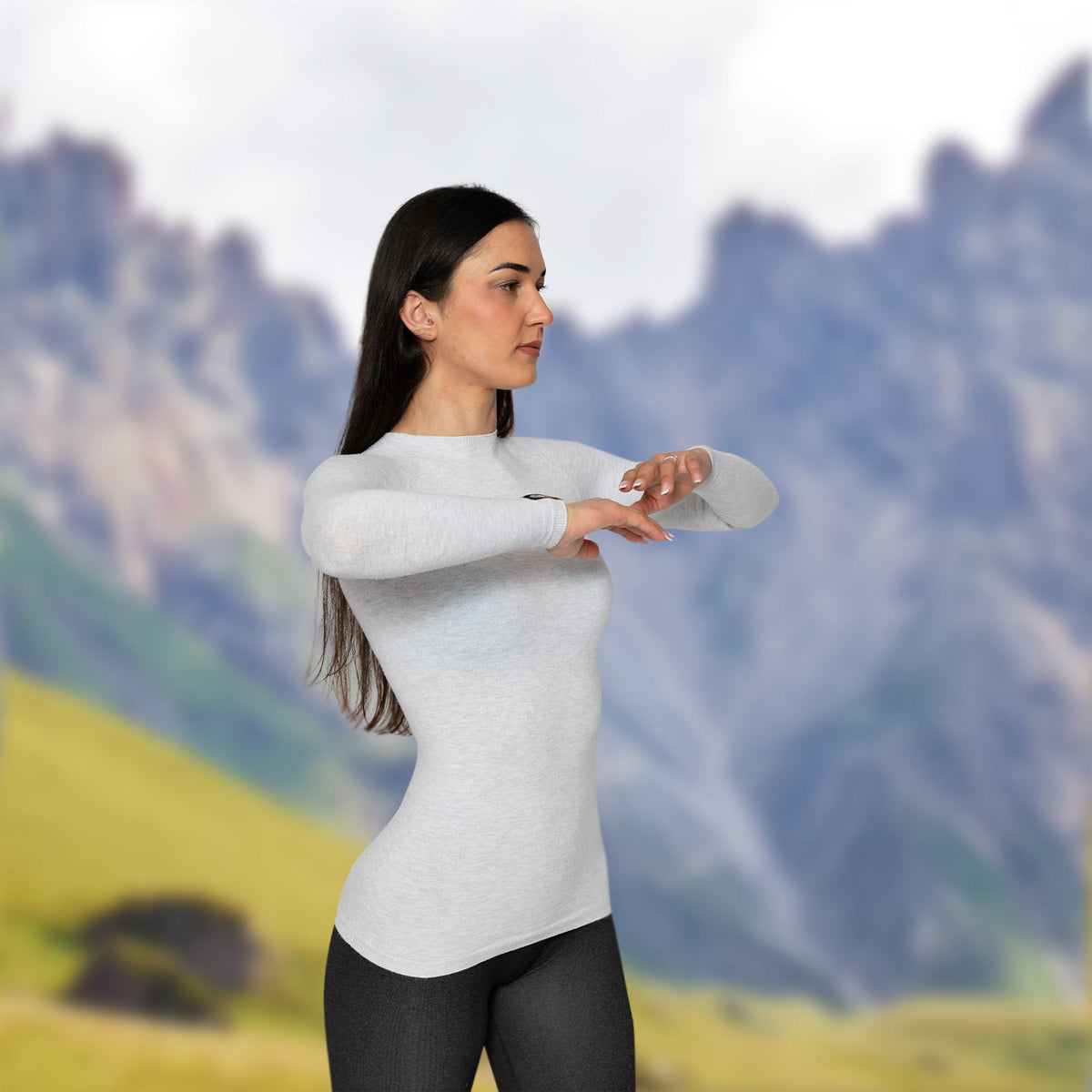 Donna con maglia Silver Shield davanti alle Dolomiti