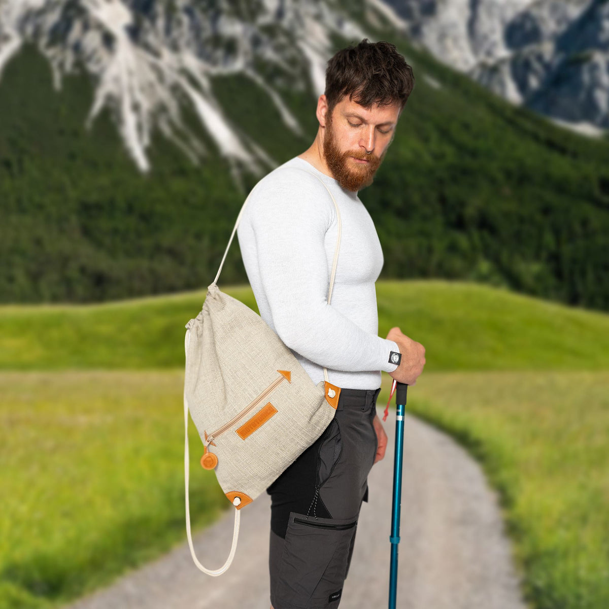 Uomo in montagna con la sacca Natural Route