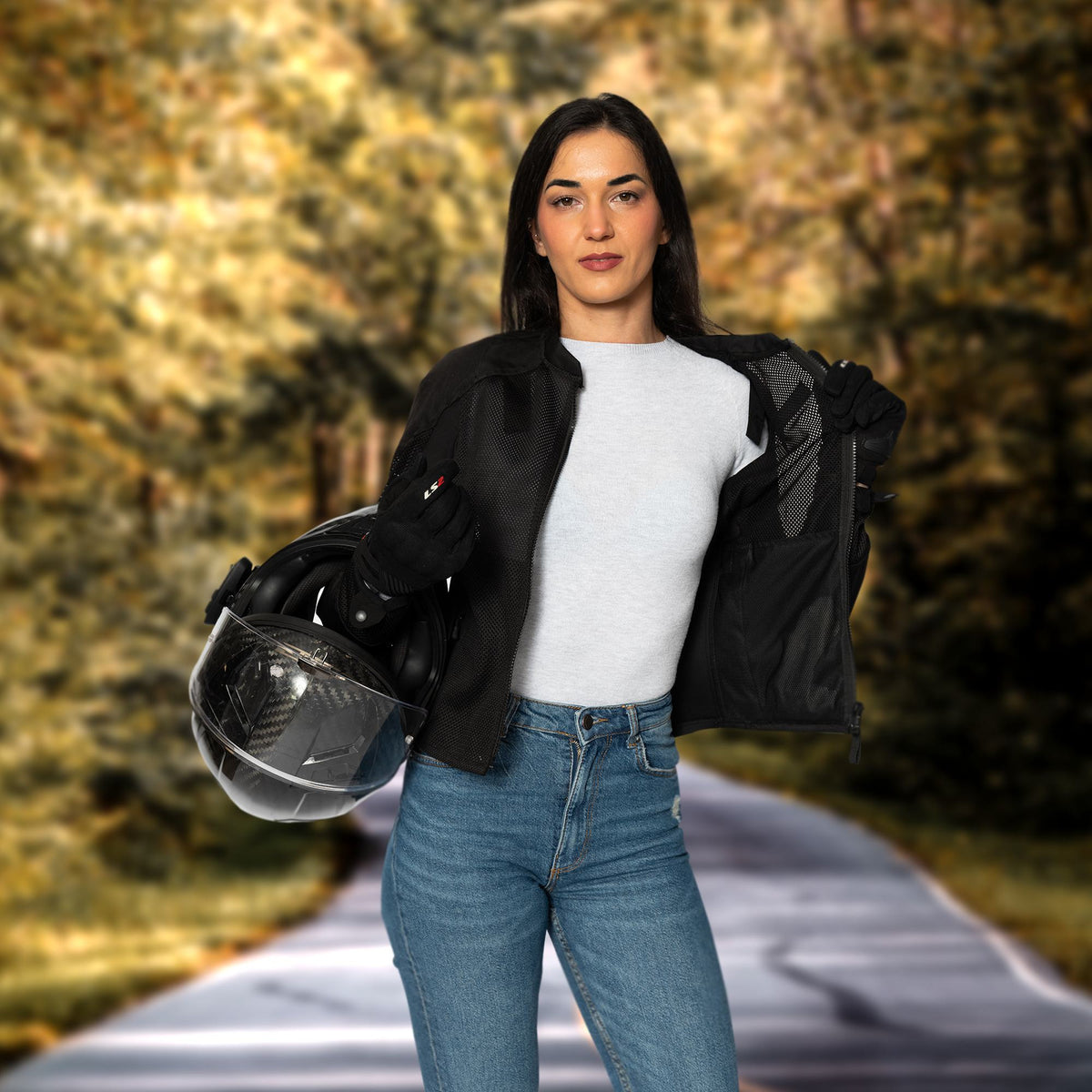 Donna con casco e maglia Silver Shield su una strada di campagna