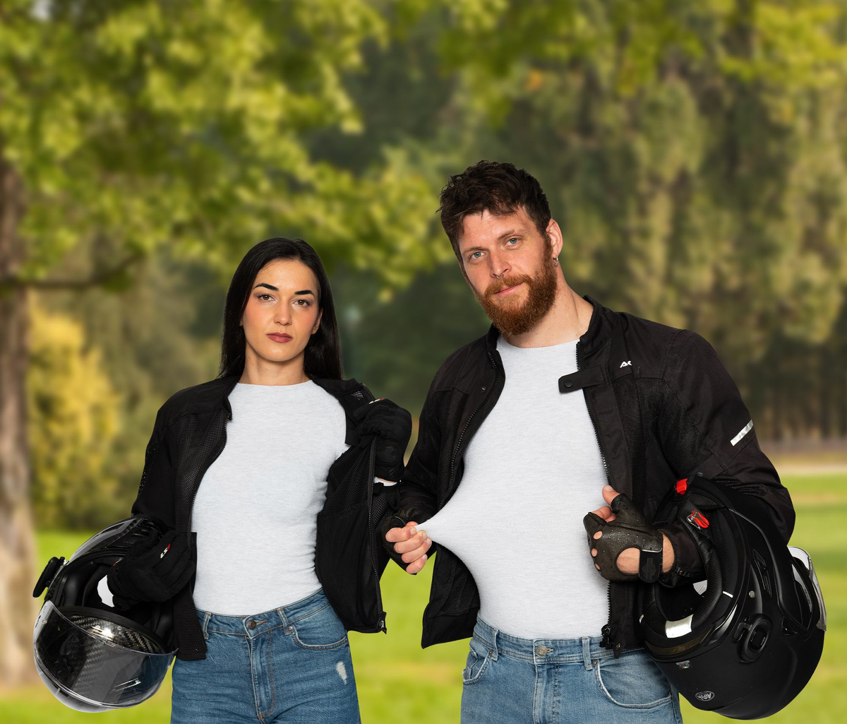Due motociclisti con la maglia tecnica Mototonico
